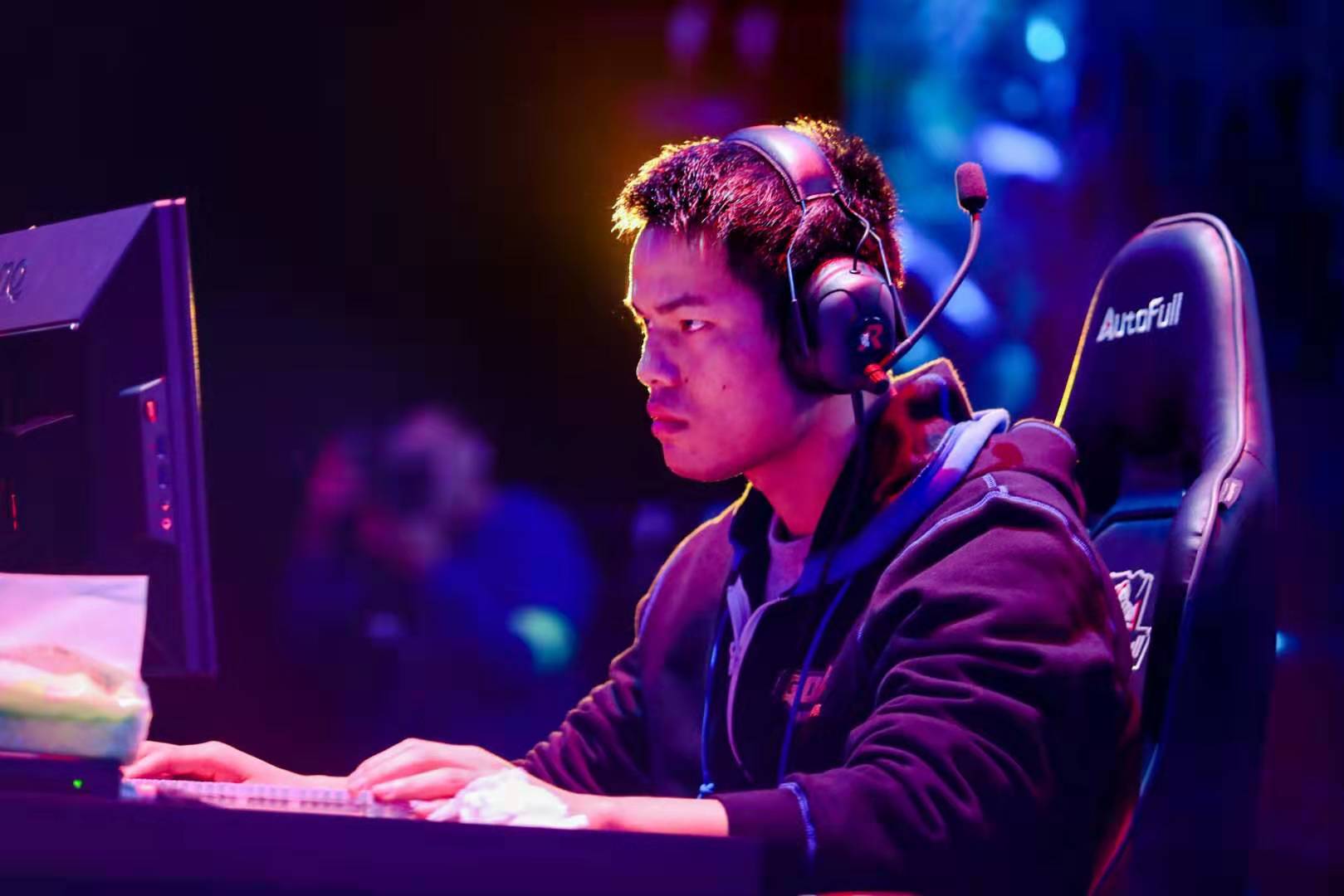 依旧拖累俱 依旧拖累俱